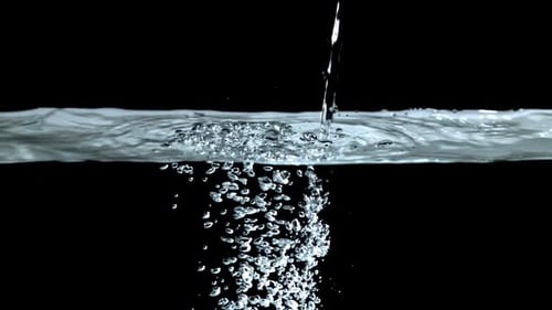Des éclaboussures d'eau au super ralenti avec des bulles d'air filmées par une caméra haute vitesse à 1000 images par seconde