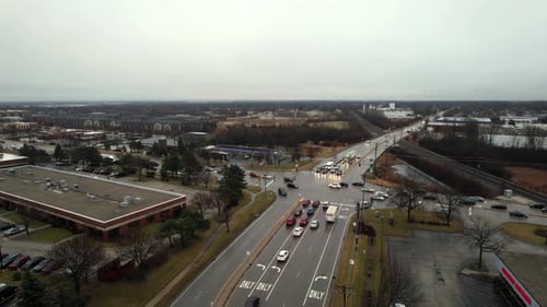 Vernon Hills, Illinois, intersection des chemins Townline et Butterfield au coucher du soleil, aux heures de pointe des jours de pluie