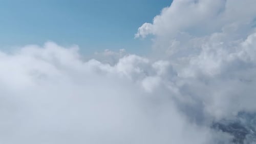 Vue aérienne de la forêt sombre sous les nuages dans la haute chaîne de montagnes