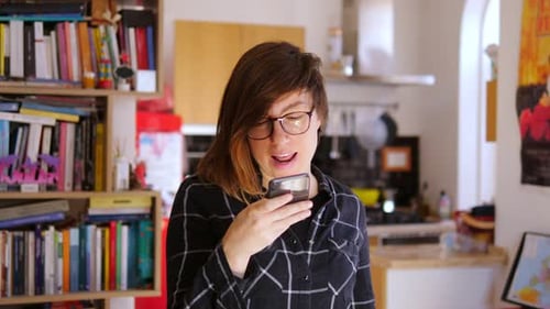 Schöne Frau benutzt Telefongesprächsassistenten und sendet Sprachnachrichten