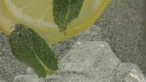 Refreshing Lemonade with Ice, Lemon, and Mint