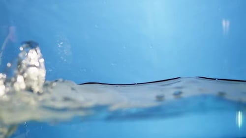 Fluiddynamische Ansicht von Süßwassertröpfchen in Bewegung Die Slow-Motion-Wasserripple Eff aus der Natur