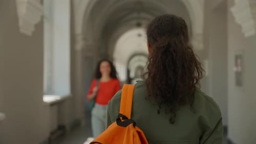 Dois estudantes hispânicos, meninas, mulheres, mulheres, amigos multirraciais se encontram no campus universitário e na faculdade