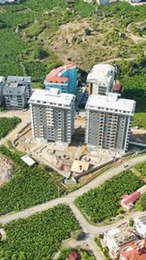 Vídeo vertical: El auge de la construcción en Alanya: construcción de rascacielos y renovación de fachadas