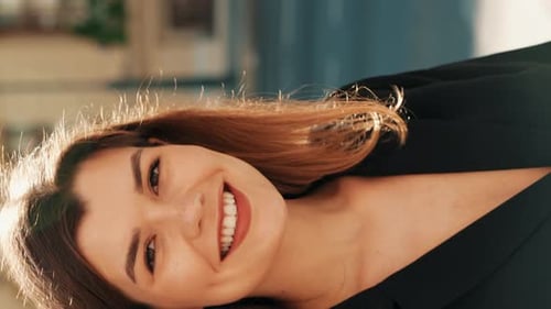 Linda sorridente posando na rua