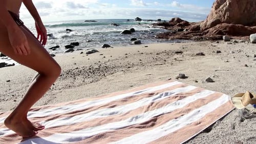 Femme prenant un bain de soleil sur la plage