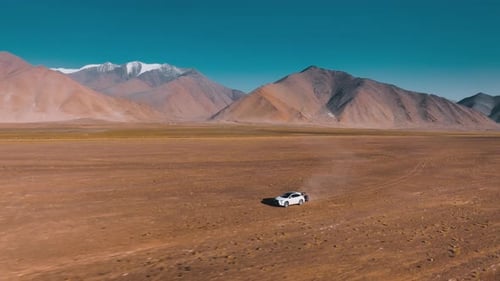 Atemberaubende Luftaufnahme der Pamir-Wüste und der Bergschönheit