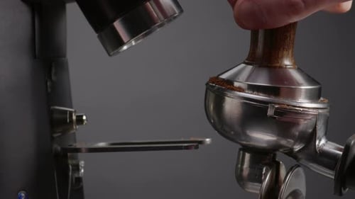 Mann füllt von Hand gerösteten Kaffee in Espressomaschine, Siebträger, Nahaufnahme. Unbekannt