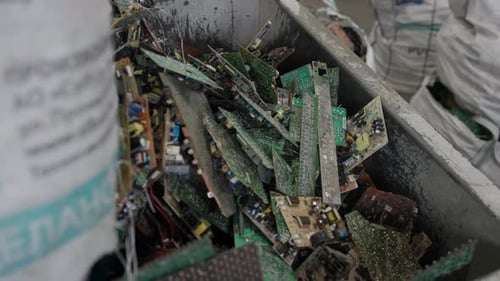 Detaillierte Darstellung gestapelter Elektronikplatinen in einer Recyclingumgebung mit Schwerpunkt auf Nachhaltigkeit