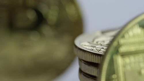 Crypto Currency — Bitcoin-Bündel auf weißem Hintergrund, Rack-Fokus