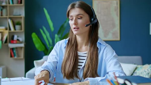 Ordinateur portable de centre d'appels pour jolie jeune femme avec écouteurs pour le service client ou le travail à distance chez