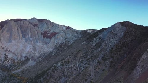 Sentier du canyon du Convict Lake, chaîne de la Sierra Nevada, couches escarpées à flanc de montagne, Drone aérien de Mammoth Lakes