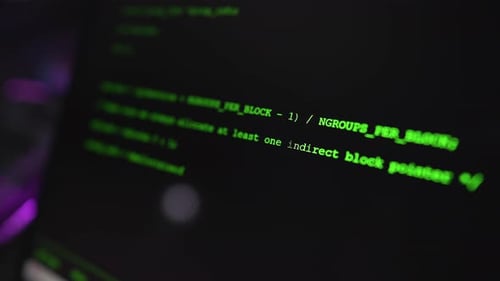 Codage sur écran d'ordinateur : séquences de texte vert