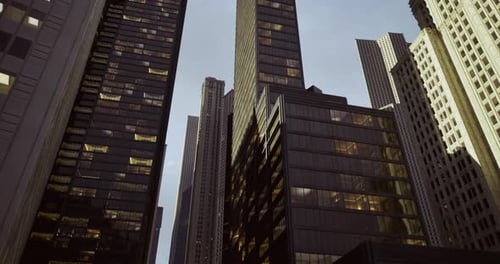 Vista urbana del cañón que destaca los rascacielos con el reflejo de los edificios