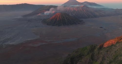 Vue aérienne par drone en 4k de la belle montagne Bromo depuis Seruni Point. Indonésie.