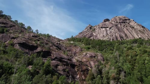 Vista aérea da montanha natural