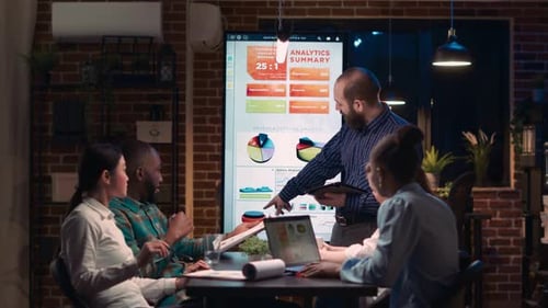 Unternehmensanalyst erklärt die Visualisierung von Statistikgrafiken in einem Geschäftstreffen