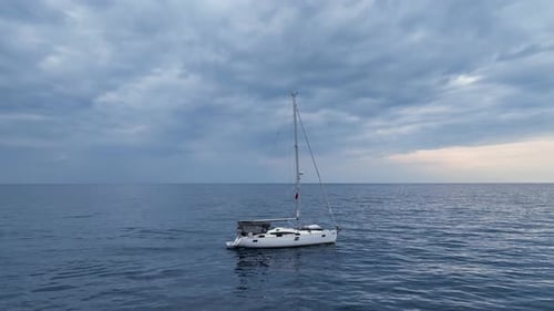 Un voilier se dirige doucement vers le port au coucher du soleil Vue aérienne