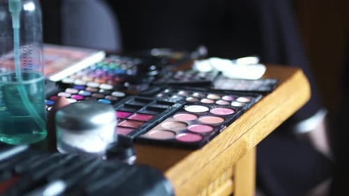 Nahaufnahme eines Tisches mit Make-up-Kosmetik