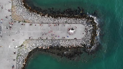 Drone vê a costa e as pessoas de Kusadasi