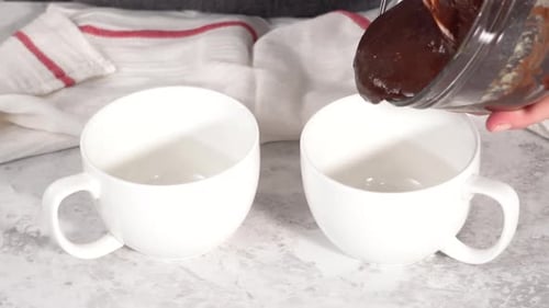 Schritt für Schritt im Zeitraffer Schokoladenkuchenteig in die Tassen gießen, um Schokoladenbecherkuchen zuzubereiten