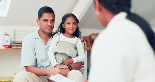 Saúde, check-up e um pediatra conversando com uma menina com o pai no quarto de uma casa