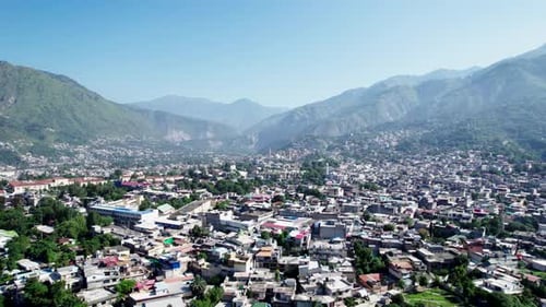 Ville densément peuplée de Muzaffarabad avec paysage de montagne en toile de fond, paysage urbain