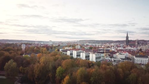 Drone aérien ascendant, paysage urbain d'Ulm, feuillage automnal