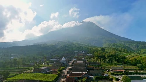 Luftaufnahme der wunderschönen ländlichen Landschaft Indonesiens mit der Landschaft des Merapi-Vulkans im Hintergrund und
