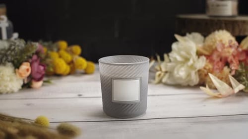 Déplacez-vous sur une photo de bougie avec une étiquette blanche pour suivre et ajouter vos informations ou votre logo.