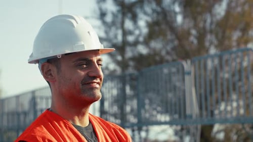 Ingénieur souriant satisfait du travail