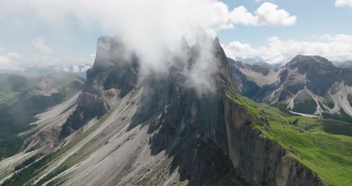 Nuages au sommet de Seceda dans les Dolomites, Italie