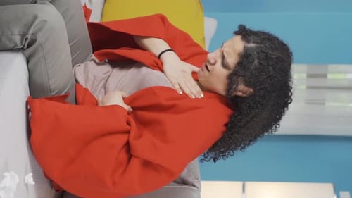 Vidéo verticale d'une jeune femme souffrant de douleurs thoraciques.