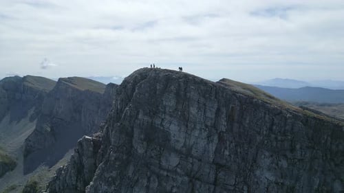 Panorama aérien des randonneurs au sommet de la montagne