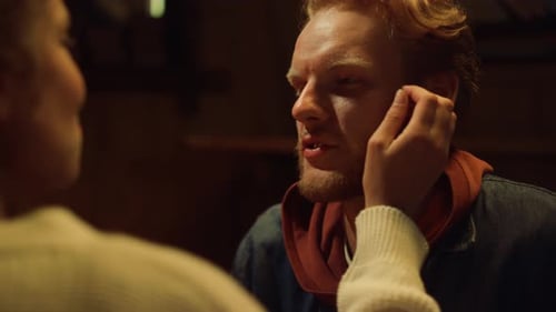 Flirtendes Paar entspannt sich gemeinsam bei einem romantischen Date. Porträt junger Menschen, die sich in Coz berühren
...