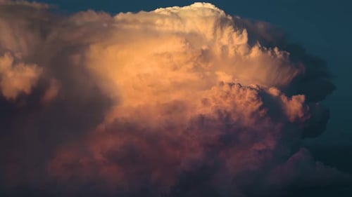 Orange und rote Wolken füllen den Himmel, wenn die Sonne untergeht. Zeitraffer