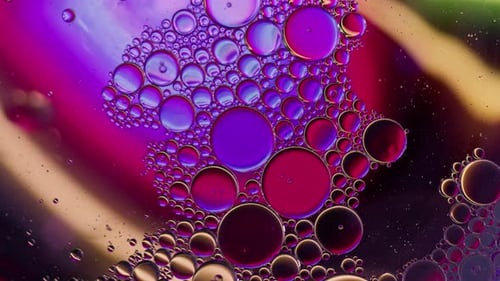 Bulles d'huile colorées se déplaçant sur une surface d'eau 130