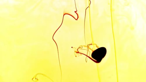 Farbe: Gelbe und rote Farbtropfen im Wasser, abstrakte Farbmischung, Tropfen Tinte, Farbmischung, Farbe, die darauf fällt