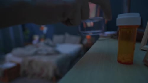 Hombre que toma pastillas para dormir y luego se va a la cama por la noche