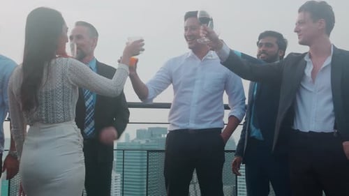 Equipe de grupo feliz, executivo sênior e empresários em festa comemoram o sucesso.