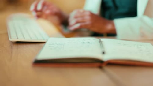 Geschäftsfrau, Hände und Notizen schreiben oder am Computer tippen, um Aufzeichnungen zu führen