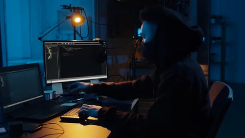 Conceito de crime cibernético, hacking e tecnologia - hacker asiático masculino mascarado