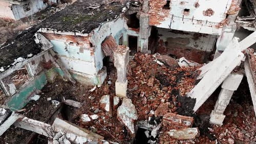 Ruines et épaves d'un territoire urbain détruit.