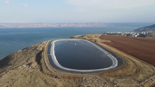 Vista aérea del hermoso embalse en el monte Arbel, Zumbido descendiendo sobre tierra