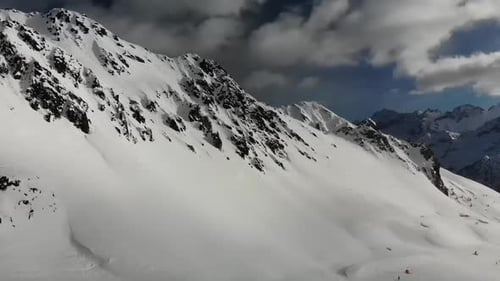 Vista panorámica de la cordillera cubierta de nieve