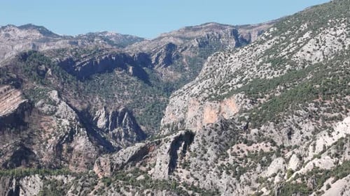 Enorme paisaje rocoso de las montañas Tauro en Green Canyon, provincia de Antalya, Turquía. Toma aérea