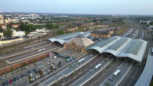 Estación principal del centro de la ciudad con vías de tren. Zumbido de vuelo con vista aérea perfecta