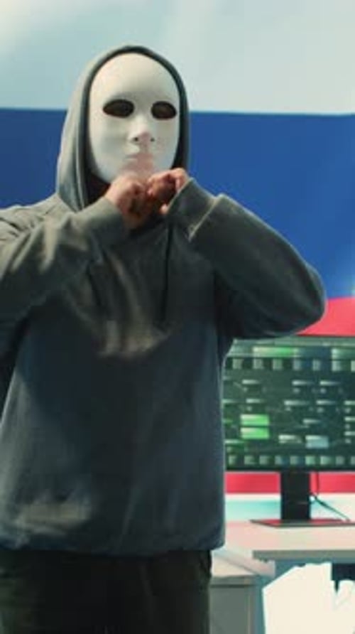 Vertikales Video Anonyme Person mit Maske bittet im Hackerraum der russischen Regierung um Lösegeld