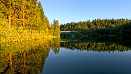 Brücke spiegelt sich über der Strömung