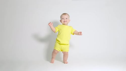 le bébé a appris à se tenir debout et rit fort